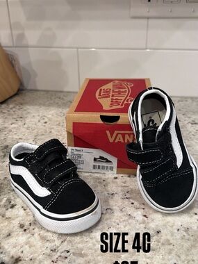 Vans Kids Old Skool Velcro Sneakers in Black and White
